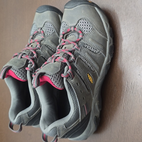 KEEN Women's 6.5 Charcoal & Fuchsia Trail Shoes - Picture 2 of 7
